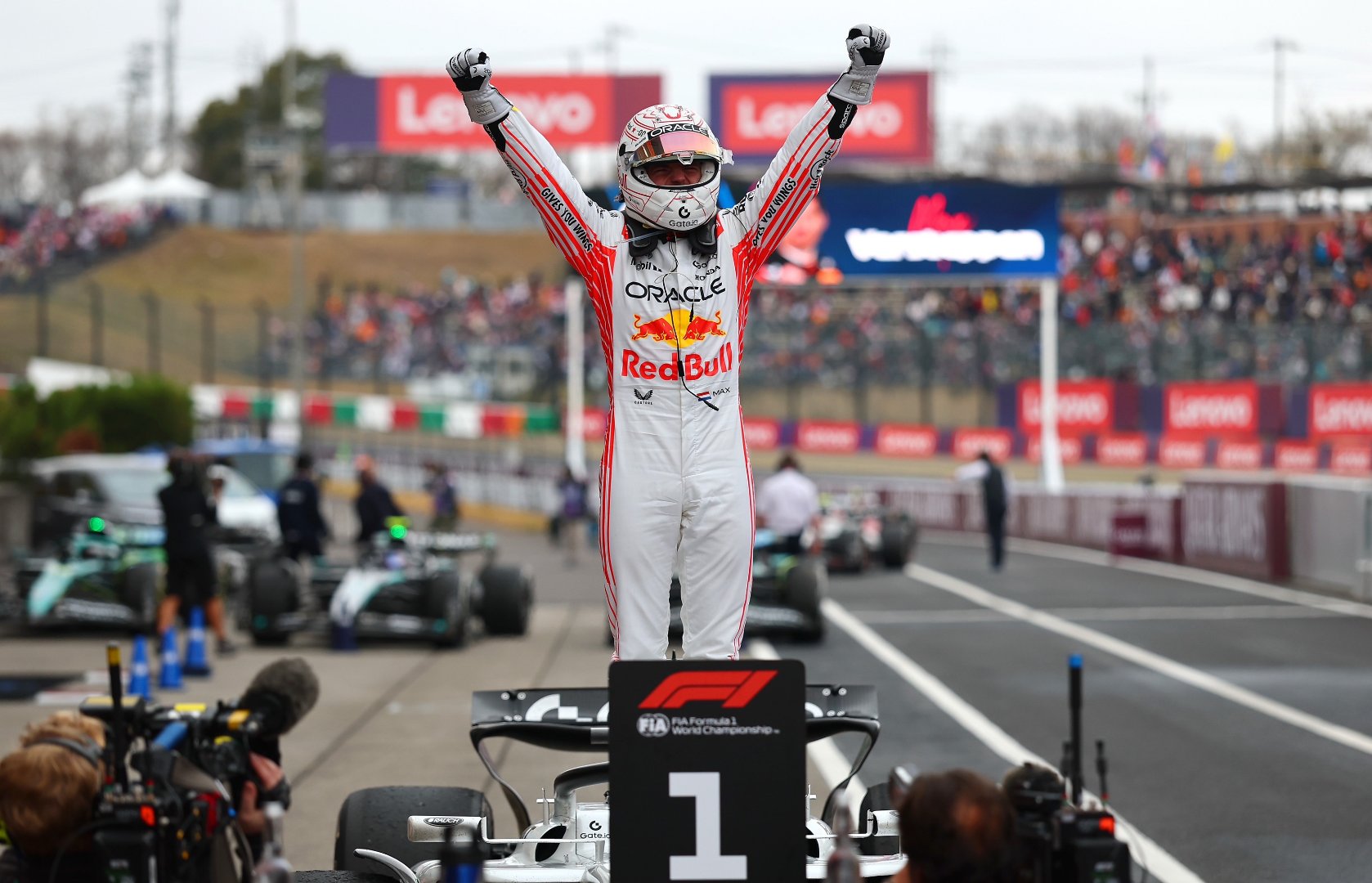 迈凯伦险胜阿斯顿马丁，维斯塔潘带队取胜